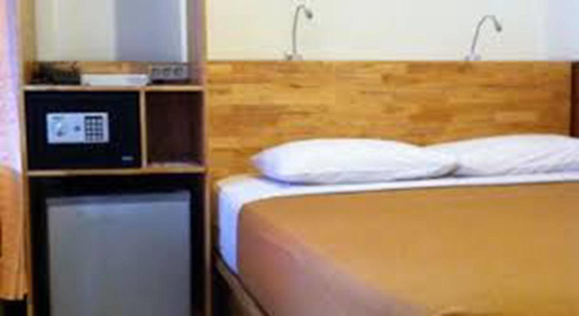 Hotel Karthi Kuta Кута Экстерьер фото